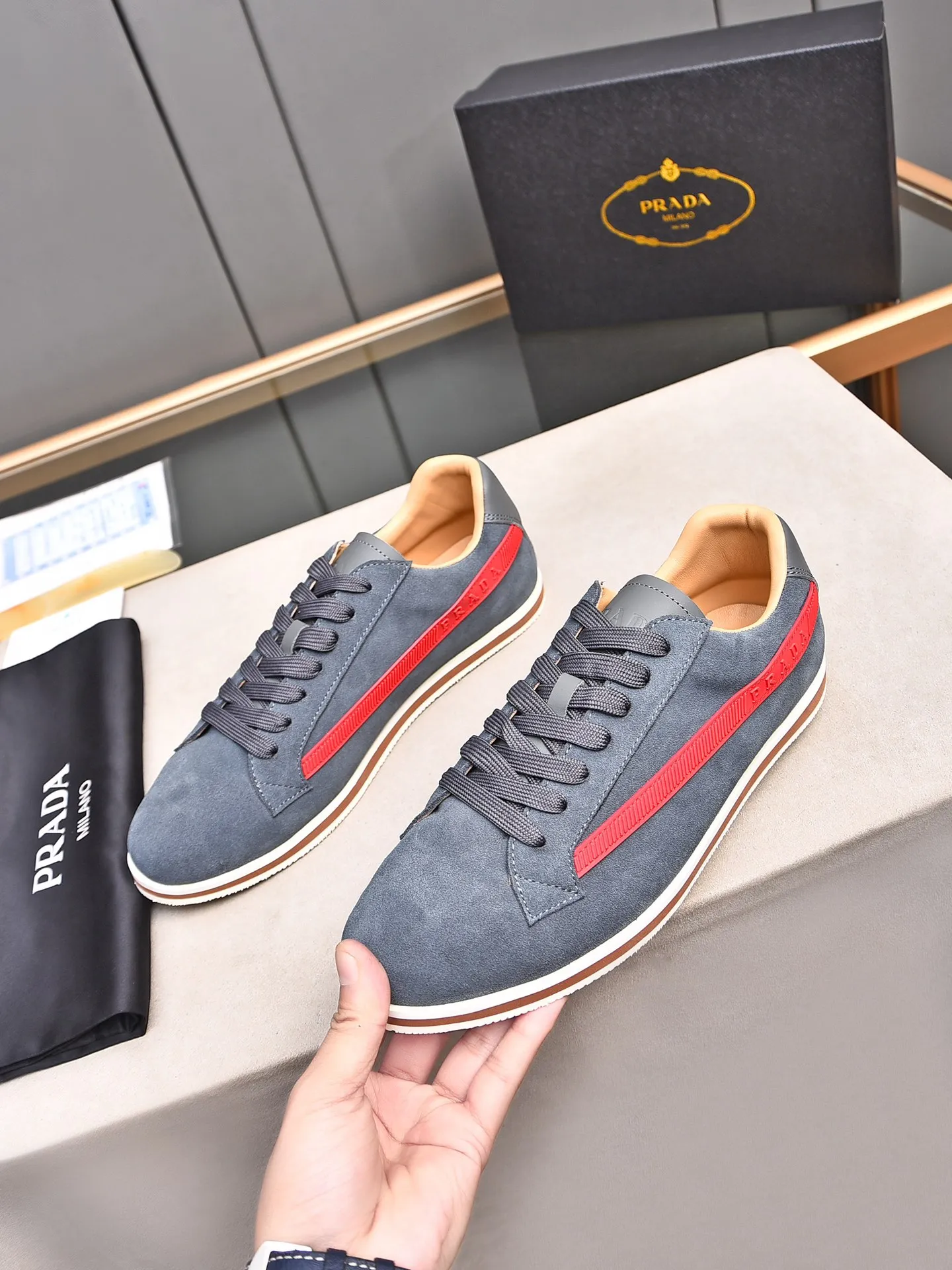 Men's shoes 💰440 Prada/Prada's new men's thin-soled casual shoes, fashionable and elegant style. Made of first-layer frosted cowhide. The lining is soft, comfortable and breathable. The shoe body is marked with letter LOGO. The details are carefully crafted. Lightweight foam sole, fashionable and versatile! Size: 38-44 (45 customized)